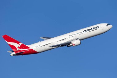 Sydney, Avustralya - 8 Ekim 2013: Qantas Boeing 767 uçağı Sydney Havaalanı 'ndan havalanıyor.