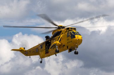 RAF Waddington, Hughnshire, İngiltere - 5 Temmuz 2014: Kraliyet Hava Kuvvetleri Westland Kralı HAR3 arama kurtarma helikopteri XZ595 RAF Valley üssünden. 