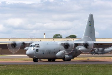RAF Fairford, Gloucestershire, İngiltere - 14 Temmuz 2014: İsveç Hava Kuvvetleri (Flygvapnet) Lockheed C-130H Herkül askeri nakliye uçağı.