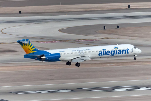 Las Vegas, Nevada, ABD - 5 Mayıs 2013: Allegiant Air McDonnell Douglas MD-83 Las Vegas McCarran Uluslararası Havalimanı 19R pistine inmek üzeredir.