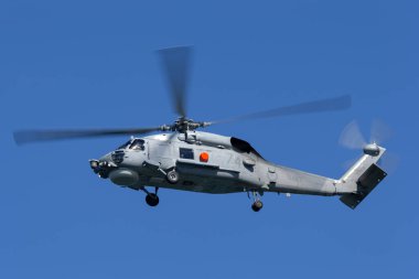 Sydney, Avustralya - 5 Ekim 2013: Avustralya Kraliyet Donanması (RAN) Sikorsky S-70B-2 Seahawk Helikopteri Sydney Limanı üzerinde N24-005.