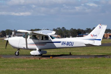 Moorabbin, Avustralya - 26 Mart 2014: Cessna 172M Skyhawk hafif hava aracı VH-MOU Moorabbin Havalimanı.