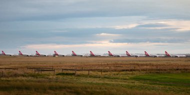 Avalon, Avustralya - 13 Haziran 2020: Qantas Airbus A330 uçakları COVID-19 (Coronavirus) salgını sırasında Avalon Havalimanı 'na park edildikten sonra havayolu endüstrisini felç etti..
