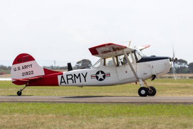 Avalon, Avustralya - 25 Şubat 2015: Eski Amerikan Ordusu Cessna L-19A gözlem uçağı VH-UXX Avalon Havalimanı 'nda taksicilik.