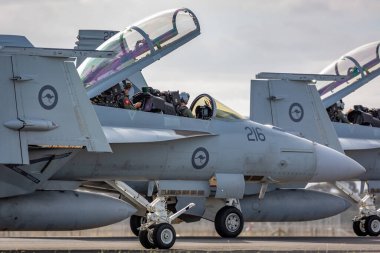 Avalon, Avustralya - 24 Şubat 2015: Kraliyet Avustralya Hava Kuvvetleri (RAAF) Pilot ve Silah Sistemi Subayı (WSO) Boeing F / A-18F Super Hornet savaş uçağının kokpitinde.
