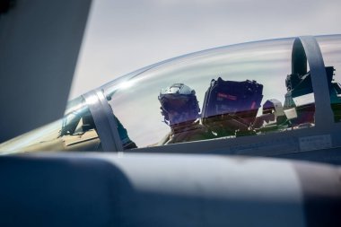 Avalon, Avustralya - 1 Mart 2015: Kraliyet Avustralya Hava Kuvvetleri (RAAF) Pilotu bir Boeing F / A-18F Super Hornet çok delikli savaş uçağının kalkış için kokpitinde. 