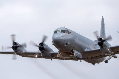 Avalon, Avustralya - 28 Şubat 2015: Kraliyet Avustralya Hava Kuvvetleri (RAAF) Lockheed AP-3C Orion Denizcilik Devriyesi ve Denizaltı Savaş Uçağı silah deposu açıkken havalandı.