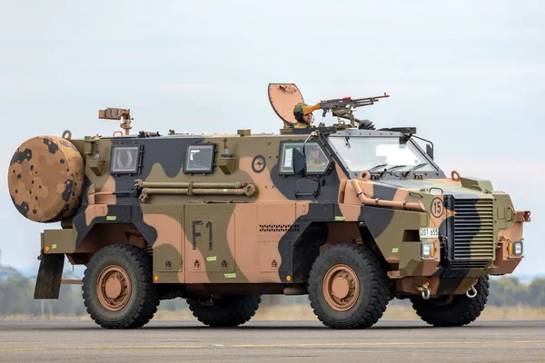 Avalon, Avustralya - 27 Şubat 2015: Avustralya Ordusu Bushmaster zırhlı personel taşıyıcısı (APC).