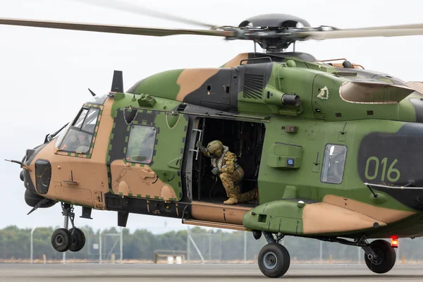 Avalon, Avustralya - 27 Şubat 2015: MRH-90 Taipan çok delikli askeri helikopter Avustralya Ordusu ve Deniz Kuvvetleri tarafından ortaklaşa kullanıldı.