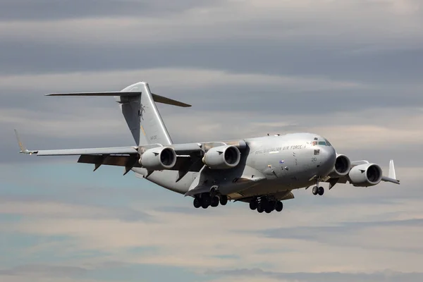 Avalon, Avustralya - 28 Şubat 2015: Kraliyet Avustralya Hava Kuvvetleri (RAAF) Boeing C-17A Globemaster III Büyük askeri kargo uçağı RAAF Amberley, Queensland merkezli 36..