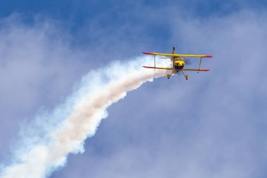 Avalon, Avustralya - 28 Şubat 2015: Avustralyalı akrobatik pilot Paul Bennet Wolf Pitts Pro çift kanatlı uçağı VH-PVB ile uçuyor.