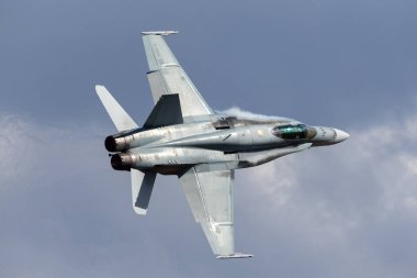 Avalon, Avustralya - 28 Şubat 2015: Royal Australian Air Force (RAAF) McDonnell Douglas F / A-18A Hornet multirole savaş uçağı A21-3 from 3 Squadron RAAF Williamtown.