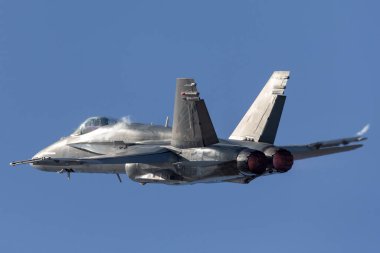 Avalon, Avustralya - 28 Şubat 2015: Royal Australian Air Force (RAAF) McDonnell Douglas F / A-18A Hornet multirole savaş uçağı A21-3 from 3 Squadron RAAF Williamtown.