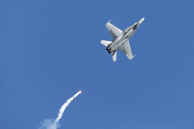 Avalon, Avustralya - 28 Şubat 2015: Royal Australian Air Force (RAAF) McDonnell Douglas F / A-18A Hornet çok delikli avcı uçağı A21-3, 3..