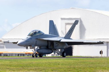 Avalon, Avustralya - 1 Mart 2015: Kraliyet Avustralya Hava Kuvvetleri (RAAF) Boeing F / A-18F Super Hornet çok delikli savaş uçağı Avalon havaalanında taksicilik yapıyor. 