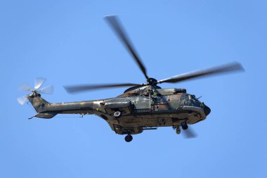 Avalon, Avustralya - 21 Şubat 2015: Singapur Hava Kuvvetleri Aerospatiale AS-332 Super Puma askeri helikopteri.