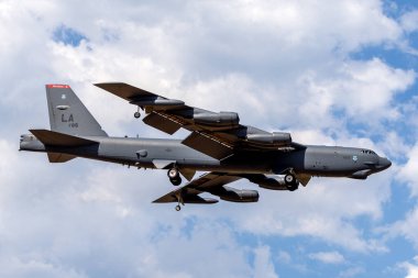 Avalon, Avustralya - 21 Şubat 2015: ABD Hava Kuvvetleri (USAF) Boeing B-52H Stratofort stratejik bombardıman uçağı (61-0015) Barksdale Hava Üssü 'nden Avalon havaalanına inişe geçti.