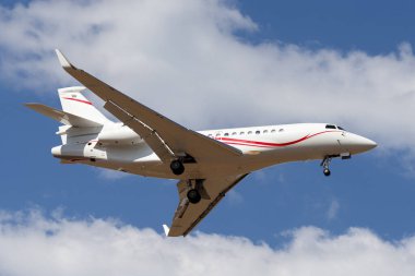 Avalon, Avustralya - 21 Şubat 2015: Dassault Falcon 7X İş jeti N163FJ Avalon Havaalanı 'na inmek üzere.
