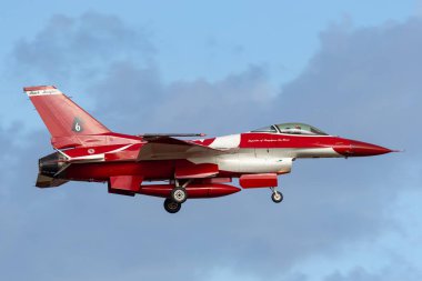 Avalon, Avustralya - 21 Şubat 2015: Singapur Hava Kuvvetleri (RSAF) Lockheed Martin F-16CJ Kara Şövalyeler 'in avcı uçağı Avalon Havalimanı' na iniş yapmak üzere iniş yapıyor.. 