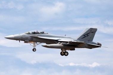 Avalon, Avustralya - 22 Şubat 2015: Kraliyet Avustralya Hava Kuvvetleri (RAAF) Boeing F / A-18F Super Hornet çok delikli savaş uçağı Avalon Havalimanı 'na yanaşmak üzere. 