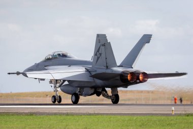 Avalon, Avustralya - 24 Şubat 2015: Kraliyet Avustralya Hava Kuvvetleri (RAAF) Boeing F / A-18F Super Hornet çok delikli savaş uçağı A44-211 Queensland, RAAF Amberley.