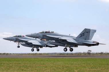 Avalon, Avustralya - 25 Şubat 2015: İki Kraliyet Avustralya Hava Kuvvetleri (RAAF) Boeing F / A-18F Super Hornet çok delikli avcı uçağı kalkış formasyonunda. 
