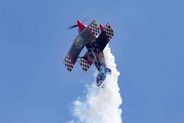 Avalon, Avustralya - 26 Şubat 2015: Aerobatik pilot Skip Stewart son derece modifiye edilmiş Pitts S-2S çift kanatlı uçağı Prometheus ile uçuyor.