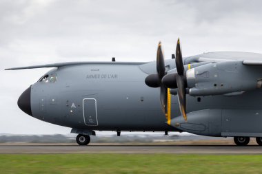 Avalon, Avustralya - 26 Şubat 2015: Fransız Hava Kuvvetleri (Armee De LAir) Airbus A400M Atlas 4 motorlu askeri kargo uçağı. 