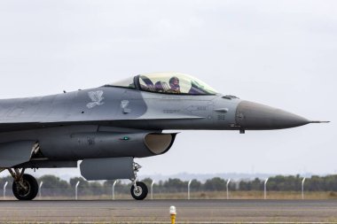 Avalon, Avustralya - 26 Şubat 2015: Birleşik Staes Hava Kuvvetleri (USAF) Lockheed F-16CJ Avalon havaalanında taksicilik. 