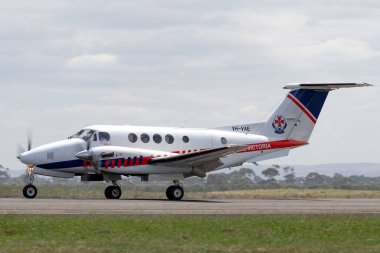 Avalon, Avustralya - 26 Şubat 2015: Victoria Hawker Beechcraft B200C King Air Ambulans uçağı VH-VAE Avalon Havalimanı 'na vardı..