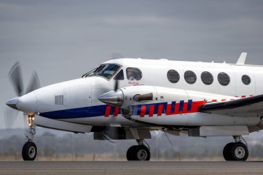 Avalon, Avustralya - 26 Şubat 2015: Victoria Hawker Beechcraft B200C King Air Ambulans uçağı VH-VAE Avalon Havalimanı 'na vardı..