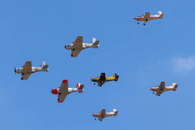 Avalon, Avustralya - 27 Şubat 2015: Commonwealth Aircraft Corporation CA-25 Winjeel eski bir Avustralya Kraliyet Hava Kuvvetleri eğitim uçağı oluşumuna öncülük ediyor.