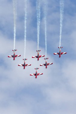 Avalon, Avustralya - 27 Şubat 2015: Royal Australian Air Force (RAAF) Roulettes formasyon akrobatik ekran ekibi Pilatus PC-9A Trainer uçağında hava gösterisi yapıyor.