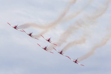 Avalon, Avustralya - 27 Şubat 2015: Royal Australian Air Force (RAAF) Roulettes formasyon akrobatik ekran ekibi Pilatus PC-9A Trainer uçağında hava gösterisi yapıyor.