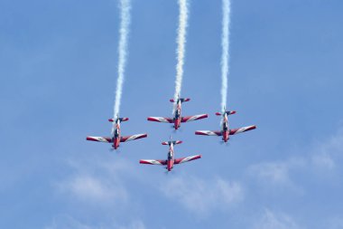 Avalon, Avustralya - 27 Şubat 2015: Royal Australian Air Force (RAAF) Roulettes formasyon akrobatik ekran ekibi Pilatus PC-9A Trainer uçağında hava gösterisi yapıyor.