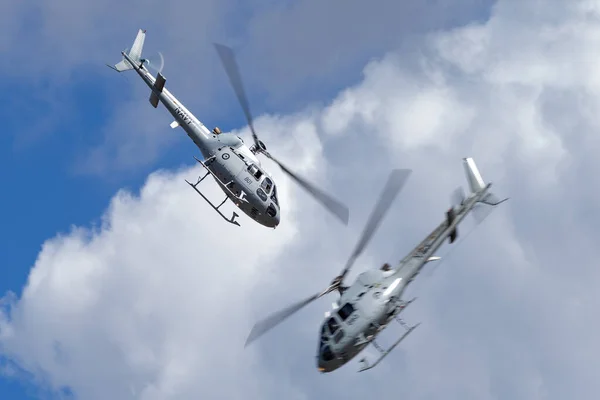 澳大利亚Avalon 2015年3月1日 澳大利亚皇家海军As 350B直升机 N22 001和N22 016 从Hmas Albartoss近距离飞行 — 图库照片