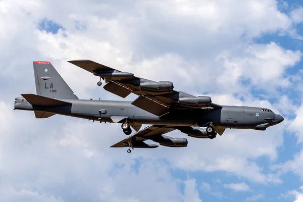 Avalon, Avustralya - 21 Şubat 2015: ABD Hava Kuvvetleri (USAF) Boeing B-52H Stratofort stratejik bombardıman uçağı (61-0015) Barksdale Hava Üssü 'nden Avalon havaalanına inişe geçti.
