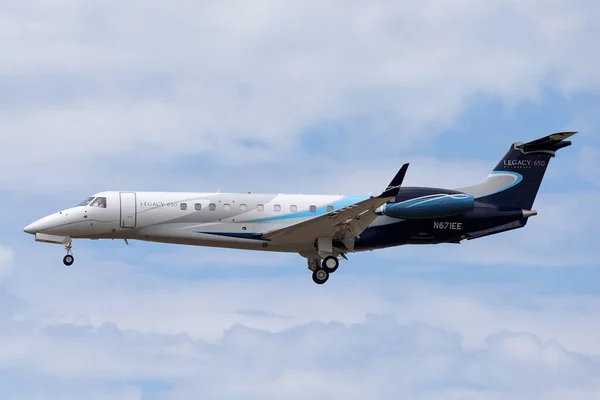Avalon, Avustralya - 22 Şubat 2015: Embraer Legacy 650 büyük ticari jet uçağı N671EE Avalon Havaalanı 'na inmek üzere.