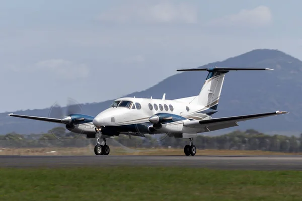 Avalon, Avustralya - 26 Şubat 2015: Beech B200 Süper King Air çift motorlu turboprop uçağı Avalon AIrport pistinde.