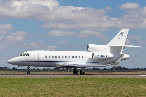 Avalon, Avustralya - 27 Şubat 2015: Dassault Falcon 900EX İş Jeti N146EX Avalon Havaalanı pistinde.