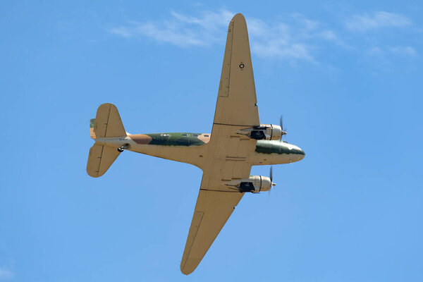 Авалон, Австралия - 27 февраля 2015 г.: Бывшие самолеты-близнецы ВВС США Douglas C-47B, использовавшиеся во время войны во Вьетнаме для выполнения миссий от контрмятежа до генеральных грузовых перевозок
.