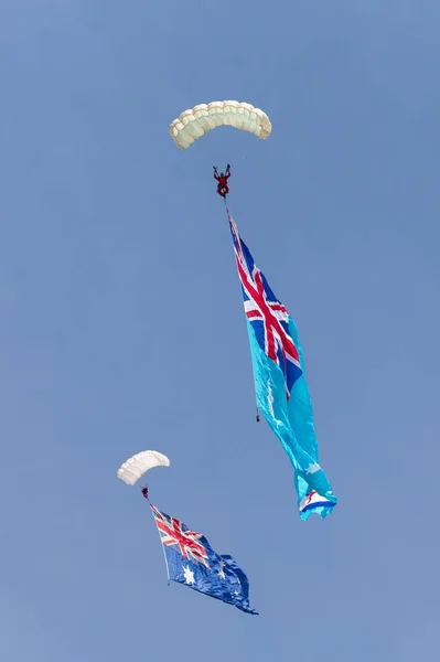 Avalon Australien Februari 2015 Två Fallskärmshoppare Nedstigande Med Australisk Flagga — Stockfoto