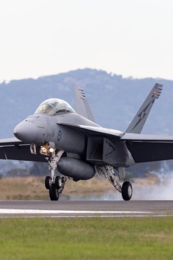 Avalon, Avustralya - 27 Şubat 2015: Kraliyet Avustralya Hava Kuvvetleri (RAAF) Boeing F / A-18F Super Hornet çok delikli savaş uçağı Avalon havaalanında piste iniyor. 