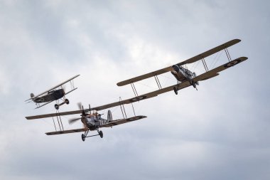 Avalon, Avustralya - 27 Şubat 2015: Bristol F.2 Fighter (replica) İngiliz çift kanatlı avcı uçağı ve Birinci Dünya Savaşı keşif uçağı Kraliyet uçak fabrikası R.E.8 ile birlikte uçuyor..