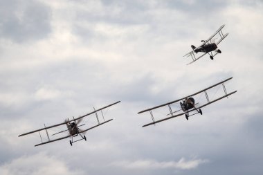 Avalon, Avustralya - 27 Şubat 2015: Bristol F.2 Fighter (replica) İngiliz çift kanatlı avcı uçağı ve Birinci Dünya Savaşı keşif uçağı Kraliyet uçak fabrikası R.E.8 ile birlikte uçuyor..