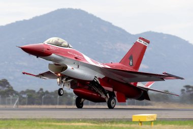 Avalon, Avustralya - 27 Şubat 2015: Singapur Hava Kuvvetleri (RSAF) Lockheed Martin F-16CJ Kara Şövalyeler gösteri ekibinin avcı uçağı.