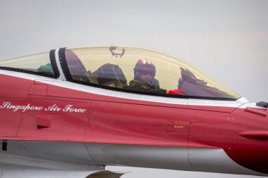 Avalon, Avustralya - 27 Şubat 2015: Lockheed Martin F-16CJ 'in kokpitinde Singapur Hava Kuvvetleri (RSAF) Pilotu Kara Şövalyeler gösterim ekibinden Falcon avcı uçağı.
