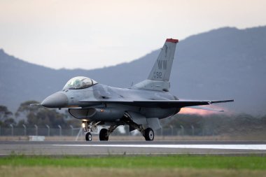 Avalon, Avustralya - 27 Şubat 2015: Birleşik Staes Hava Kuvvetleri (USAF) Lockheed F-16CJ, Avalon Havalimanı 'nda art brülörle kalkış yaptı. 