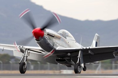 Avalon, Avustralya - 27 Şubat 2015: Eski Kraliyet Avustralya Hava Kuvvetleri (RAAF) Commonwealth Aircraft Corporation CA-18 Mustang VH-AGJ (Kuzey Amerika P-51D Mustang) II..