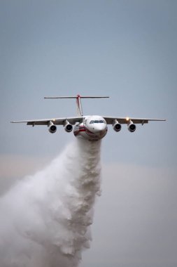 Avalon, Avustralya - 27 Şubat 2015: Coulson Havacılık BAE Sistemleri 146 (Avro RJ85) hava savunma uçağı N35AC çok miktarda su düşürdü. 